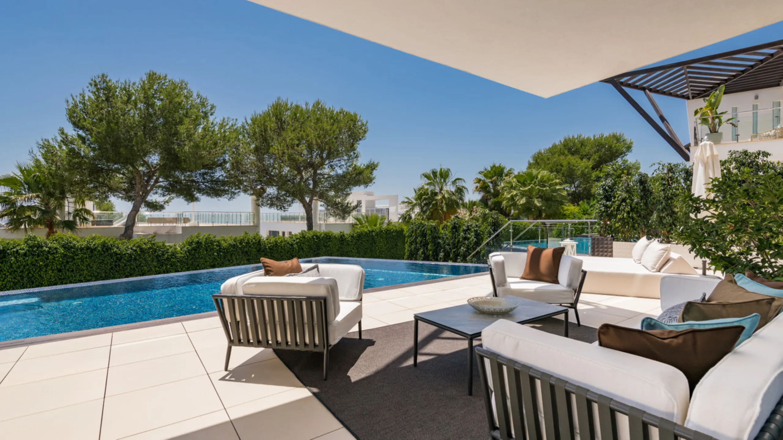 This luxurious modern house for sale in the heart of the Sierra Blanca is set in the most exclusive residential complex, Meisho Hills, built on a plot of 33.500m2 in 2012. The complex has a total of 58 semi-detached villas, including this unique corner vi
