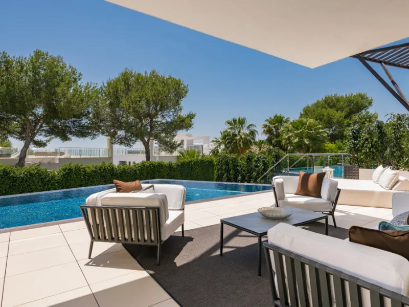 This luxurious modern house for sale in the heart of the Sierra Blanca is set in the most exclusive residential complex, Meisho Hills, built on a plot of 33.500m2 in 2012. The complex has a total of 58 semi-detached villas, including this unique corner vi
