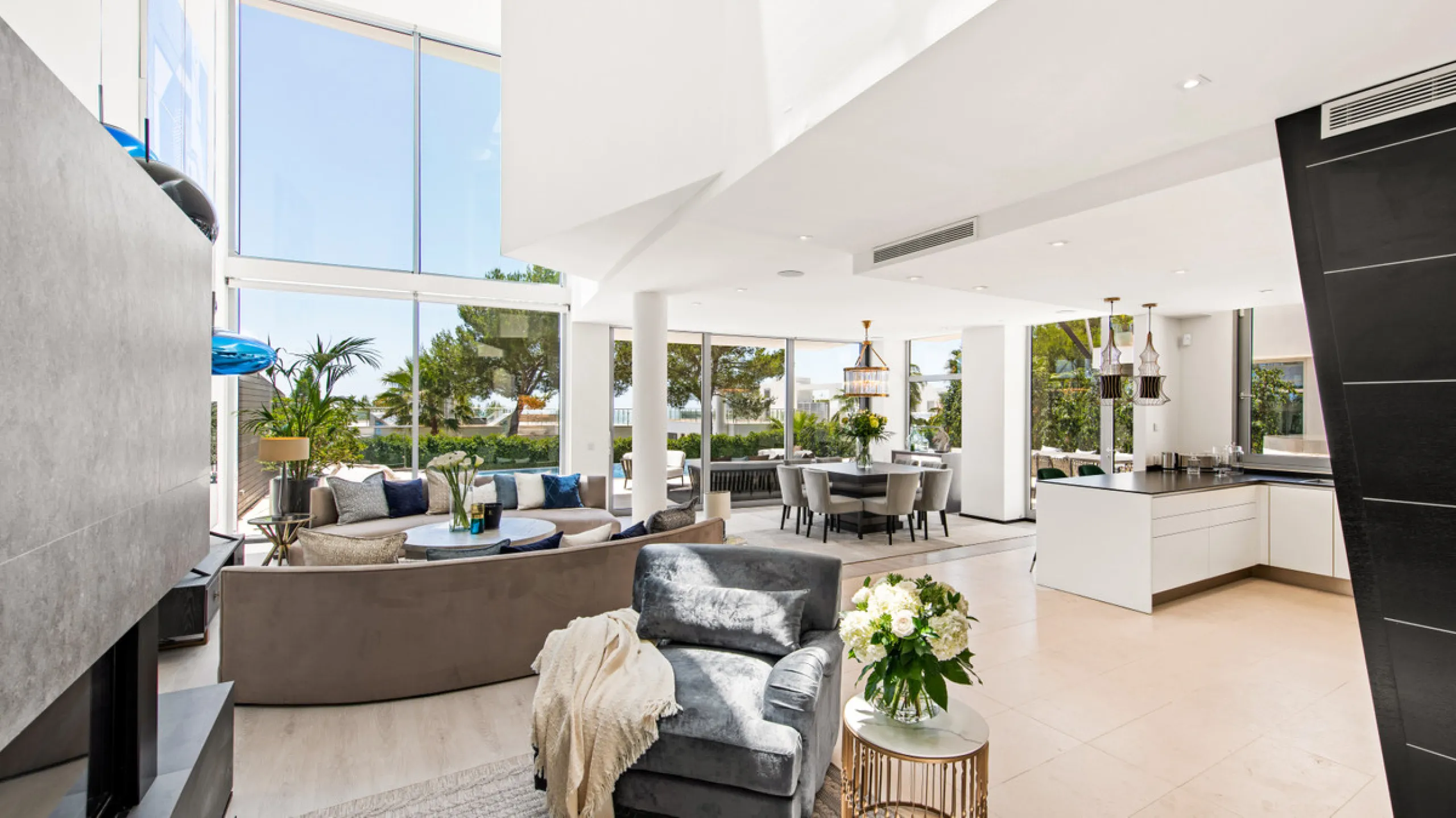 This luxurious modern house for sale in the heart of the Sierra Blanca is set in the most exclusive residential complex, Meisho Hills, built on a plot of 33.500m2 in 2012. The complex has a total of 58 semi-detached villas, including this unique corner vi