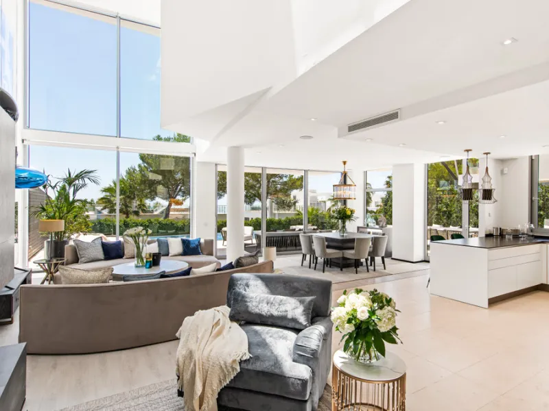 This luxurious modern house for sale in the heart of the Sierra Blanca is set in the most exclusive residential complex, Meisho Hills, built on a plot of 33.500m2 in 2012. The complex has a total of 58 semi-detached villas, including this unique corner vi