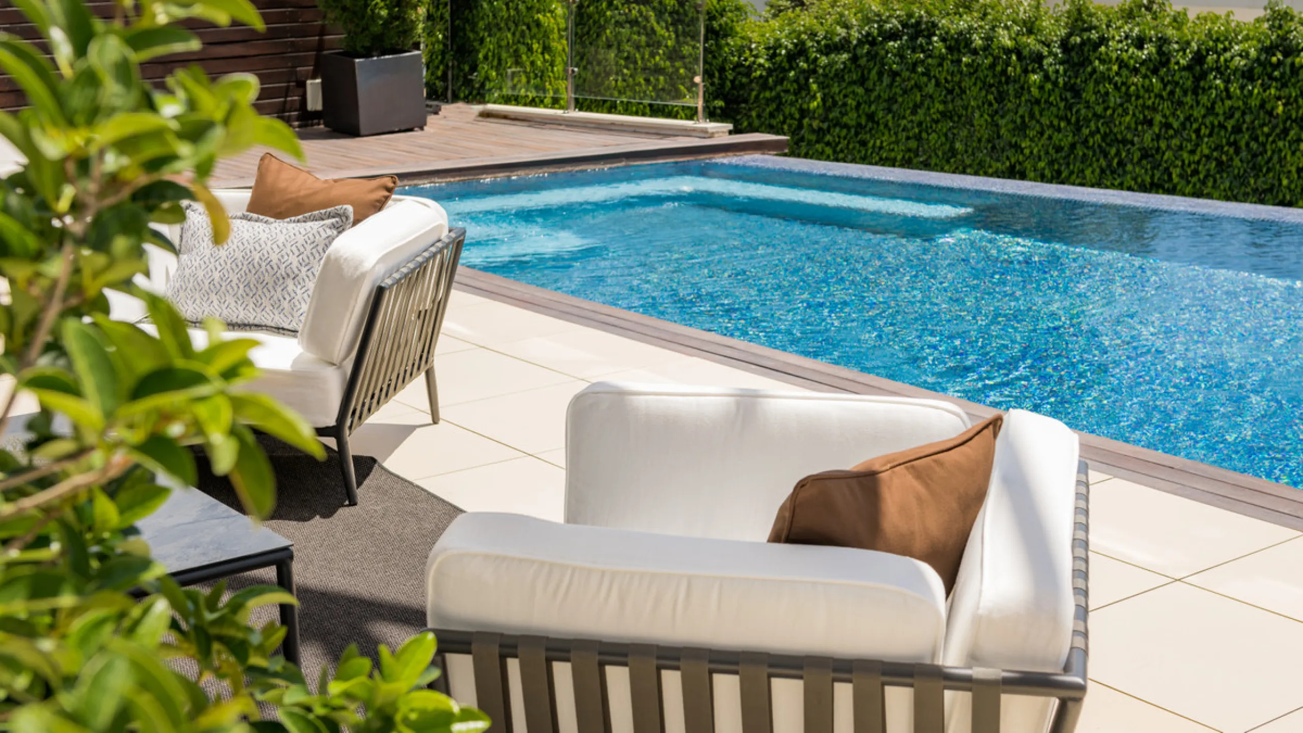 This luxurious modern house for sale in the heart of the Sierra Blanca is set in the most exclusive residential complex, Meisho Hills, built on a plot of 33.500m2 in 2012. The complex has a total of 58 semi-detached villas, including this unique corner vi