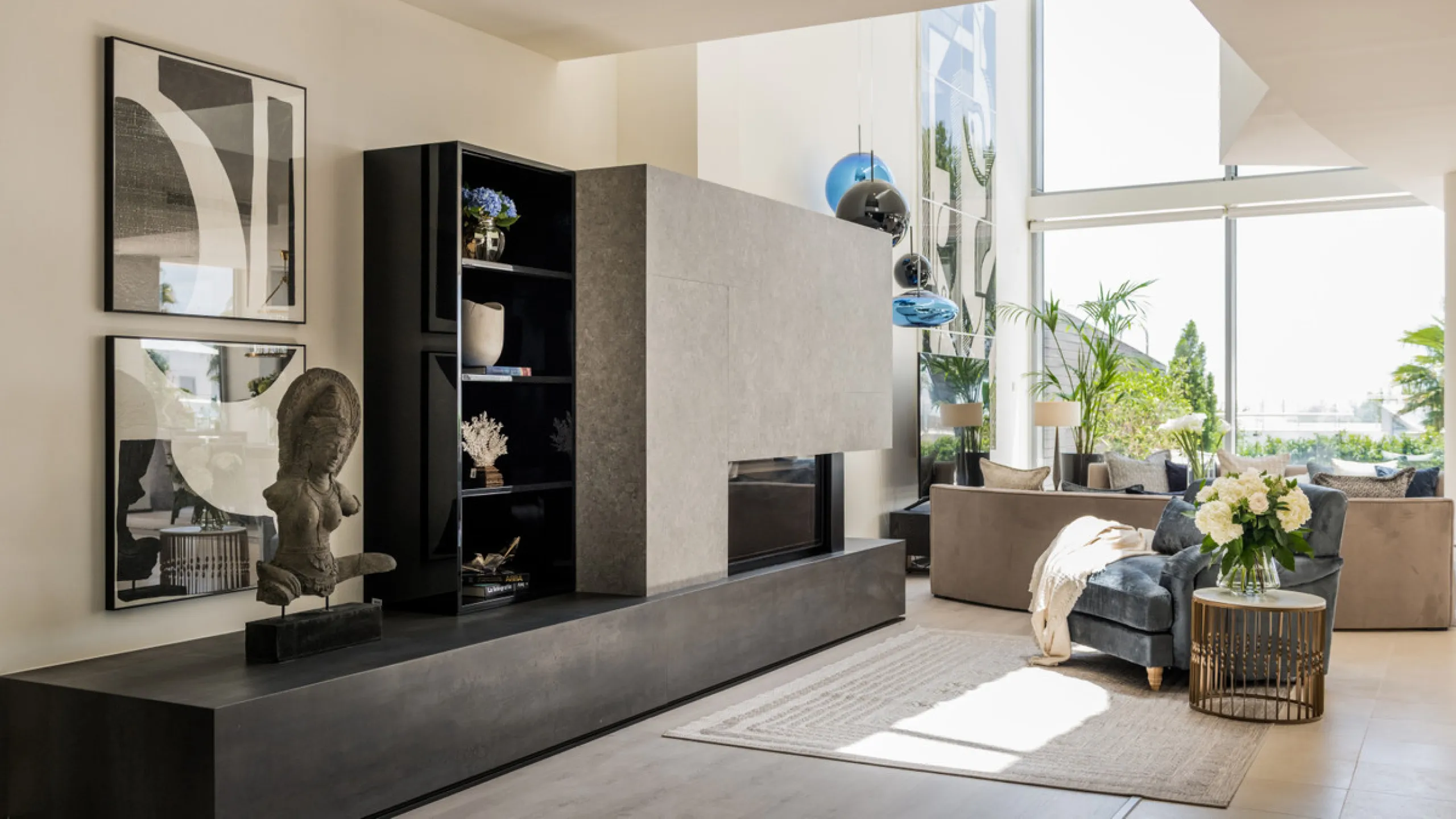 This luxurious modern house for sale in the heart of the Sierra Blanca is set in the most exclusive residential complex, Meisho Hills, built on a plot of 33.500m2 in 2012. The complex has a total of 58 semi-detached villas, including this unique corner vi