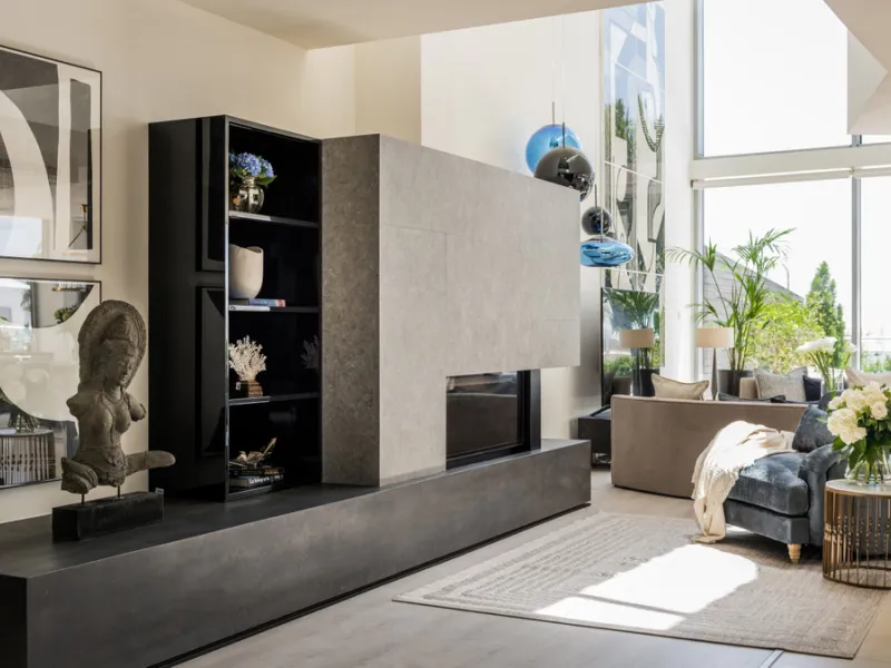 This luxurious modern house for sale in the heart of the Sierra Blanca is set in the most exclusive residential complex, Meisho Hills, built on a plot of 33.500m2 in 2012. The complex has a total of 58 semi-detached villas, including this unique corner vi