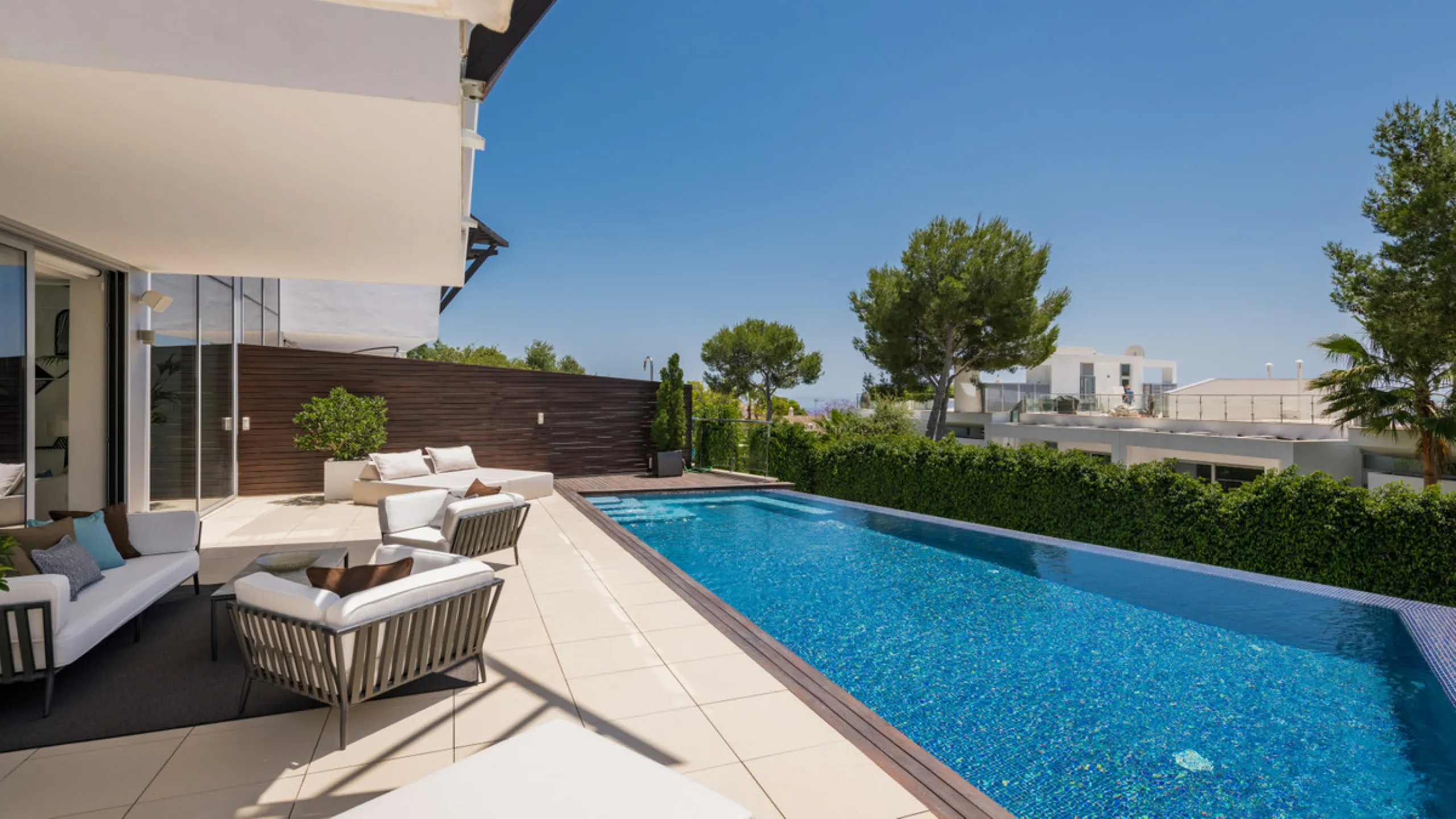This luxurious modern house for sale in the heart of the Sierra Blanca is set in the most exclusive residential complex, Meisho Hills, built on a plot of 33.500m2 in 2012. The complex has a total of 58 semi-detached villas, including this unique corner vi