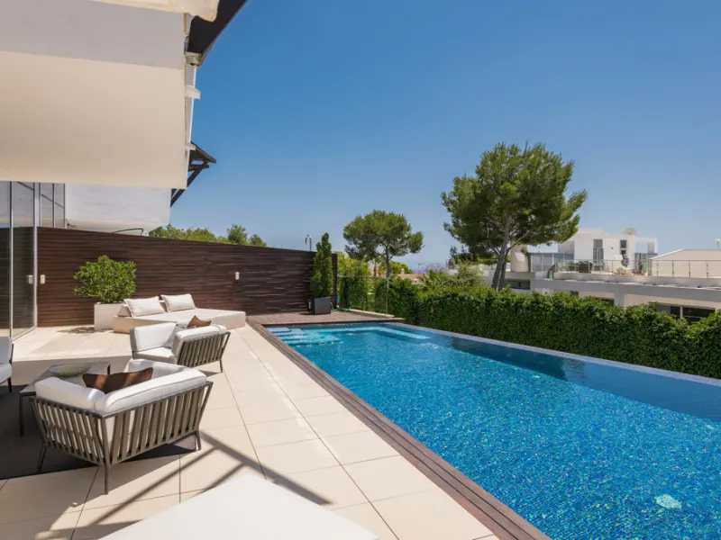 This luxurious modern house for sale in the heart of the Sierra Blanca is set in the most exclusive residential complex, Meisho Hills, built on a plot of 33.500m2 in 2012. The complex has a total of 58 semi-detached villas, including this unique corner vi