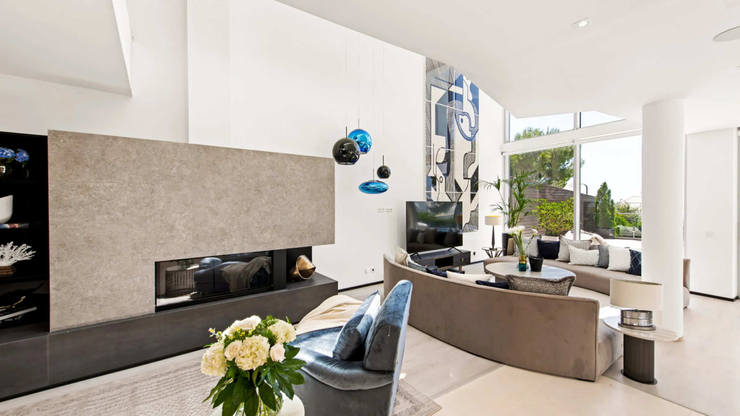 This luxurious modern house for sale in the heart of the Sierra Blanca is set in the most exclusive residential complex, Meisho Hills, built on a plot of 33.500m2 in 2012. The complex has a total of 58 semi-detached villas, including this unique corner vi