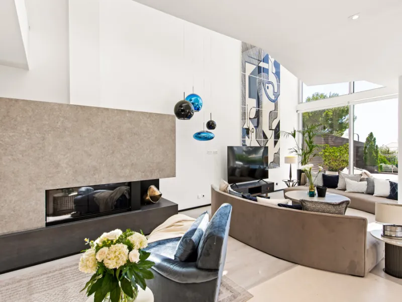 This luxurious modern house for sale in the heart of the Sierra Blanca is set in the most exclusive residential complex, Meisho Hills, built on a plot of 33.500m2 in 2012. The complex has a total of 58 semi-detached villas, including this unique corner vi
