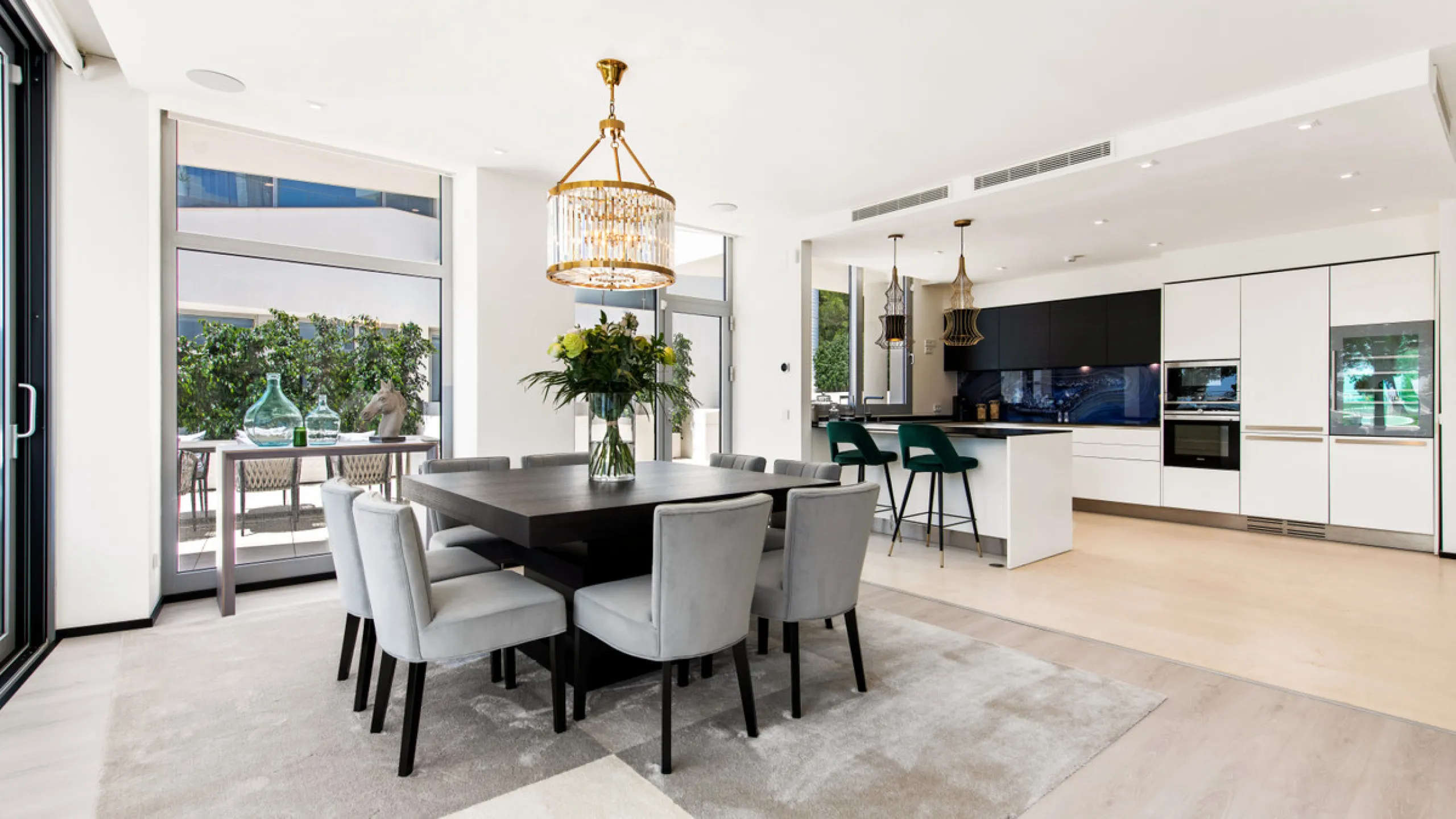 This luxurious modern house for sale in the heart of the Sierra Blanca is set in the most exclusive residential complex, Meisho Hills, built on a plot of 33.500m2 in 2012. The complex has a total of 58 semi-detached villas, including this unique corner vi