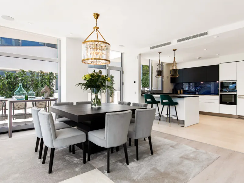 This luxurious modern house for sale in the heart of the Sierra Blanca is set in the most exclusive residential complex, Meisho Hills, built on a plot of 33.500m2 in 2012. The complex has a total of 58 semi-detached villas, including this unique corner vi
