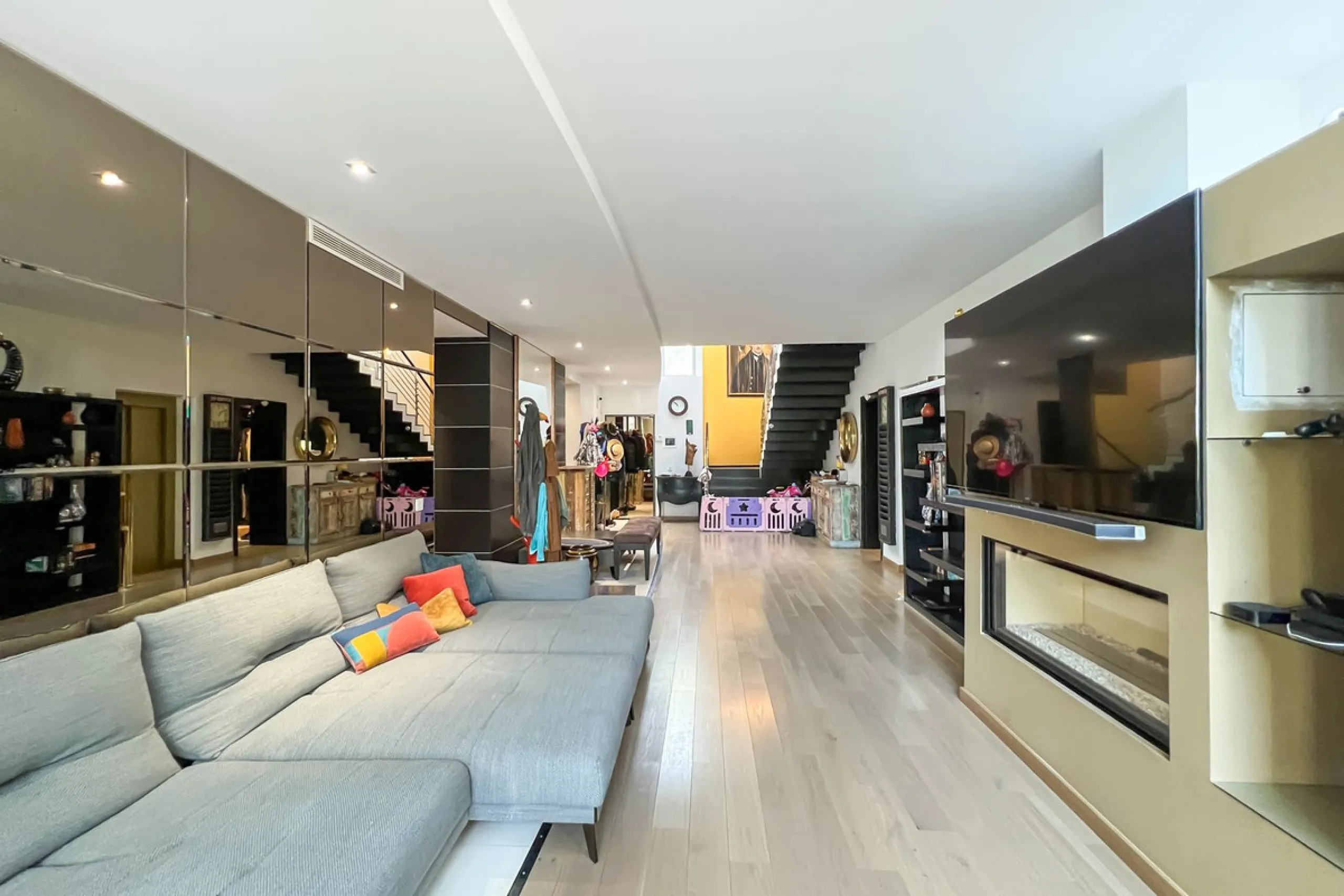 This luxurious modern house for sale in the heart of the Sierra Blanca is set in the most exclusive residential complex, Meisho Hills, built on a plot of 33.500m2 in 2012. The complex has a total of 58 semi-detached villas, including this unique corner vi
