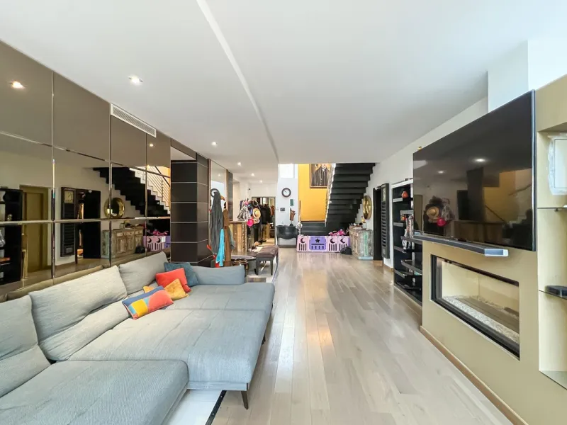 This luxurious modern house for sale in the heart of the Sierra Blanca is set in the most exclusive residential complex, Meisho Hills, built on a plot of 33.500m2 in 2012. The complex has a total of 58 semi-detached villas, including this unique corner vi