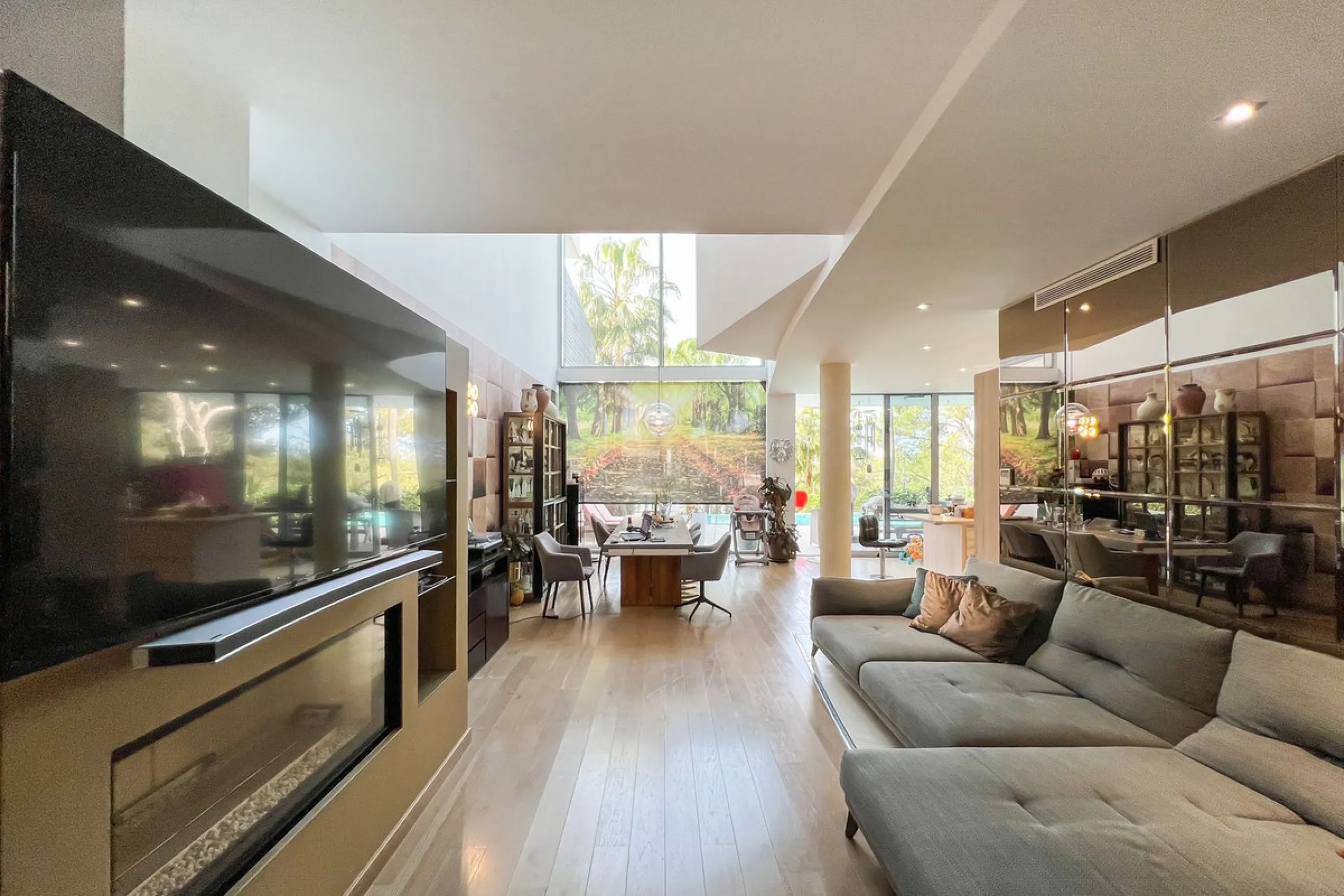 This luxurious modern house for sale in the heart of the Sierra Blanca is set in the most exclusive residential complex, Meisho Hills, built on a plot of 33.500m2 in 2012. The complex has a total of 58 semi-detached villas, including this unique corner vi