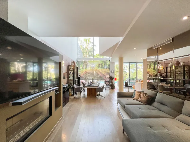This luxurious modern house for sale in the heart of the Sierra Blanca is set in the most exclusive residential complex, Meisho Hills, built on a plot of 33.500m2 in 2012. The complex has a total of 58 semi-detached villas, including this unique corner vi