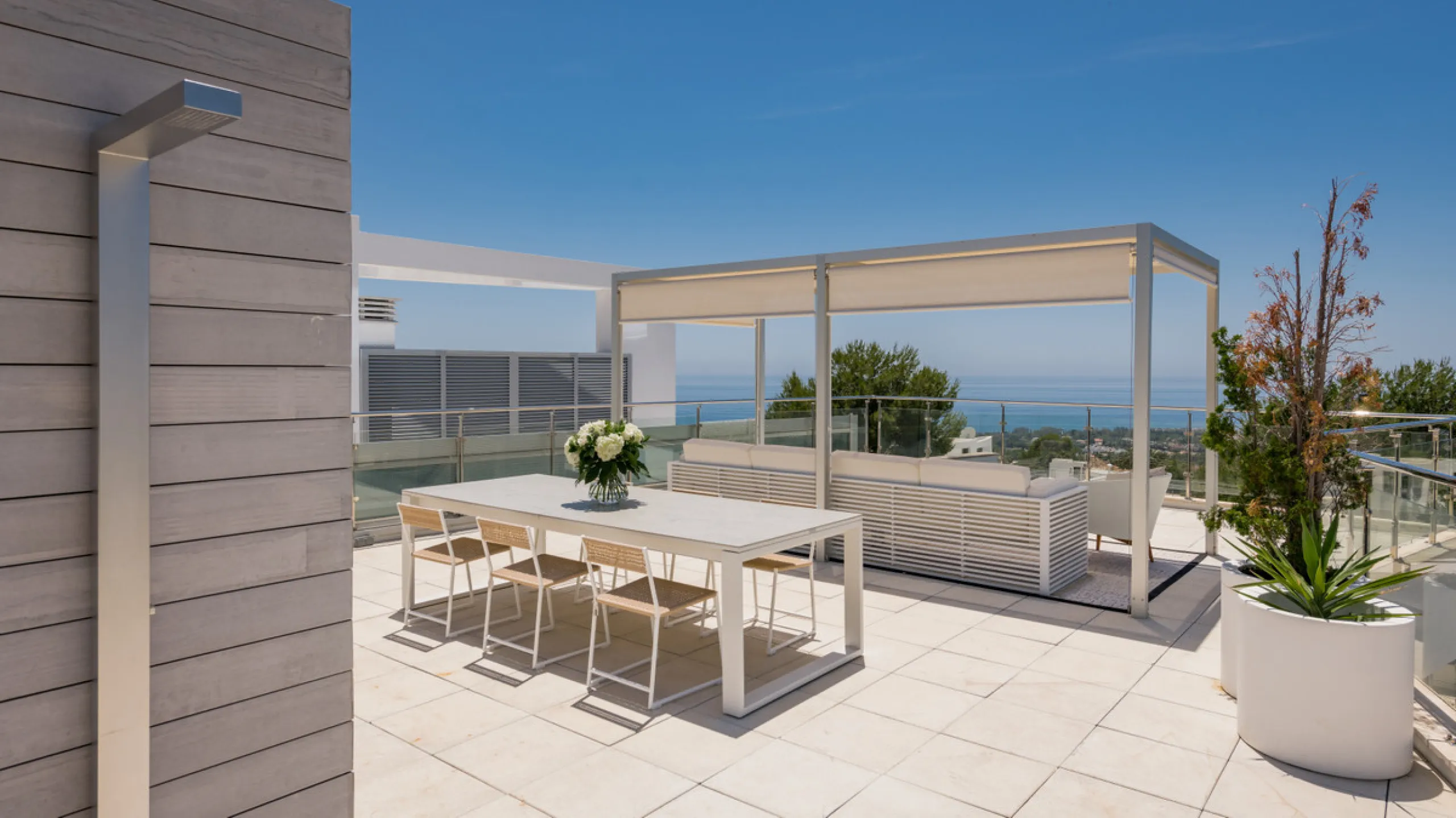 This luxurious modern house for sale in the heart of the Sierra Blanca is set in the most exclusive residential complex, Meisho Hills, built on a plot of 33.500m2 in 2012. The complex has a total of 58 semi-detached villas, including this unique corner vi