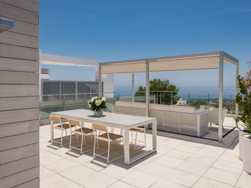 This luxurious modern house for sale in the heart of the Sierra Blanca is set in the most exclusive residential complex, Meisho Hills, built on a plot of 33.500m2 in 2012. The complex has a total of 58 semi-detached villas, including this unique corner vi