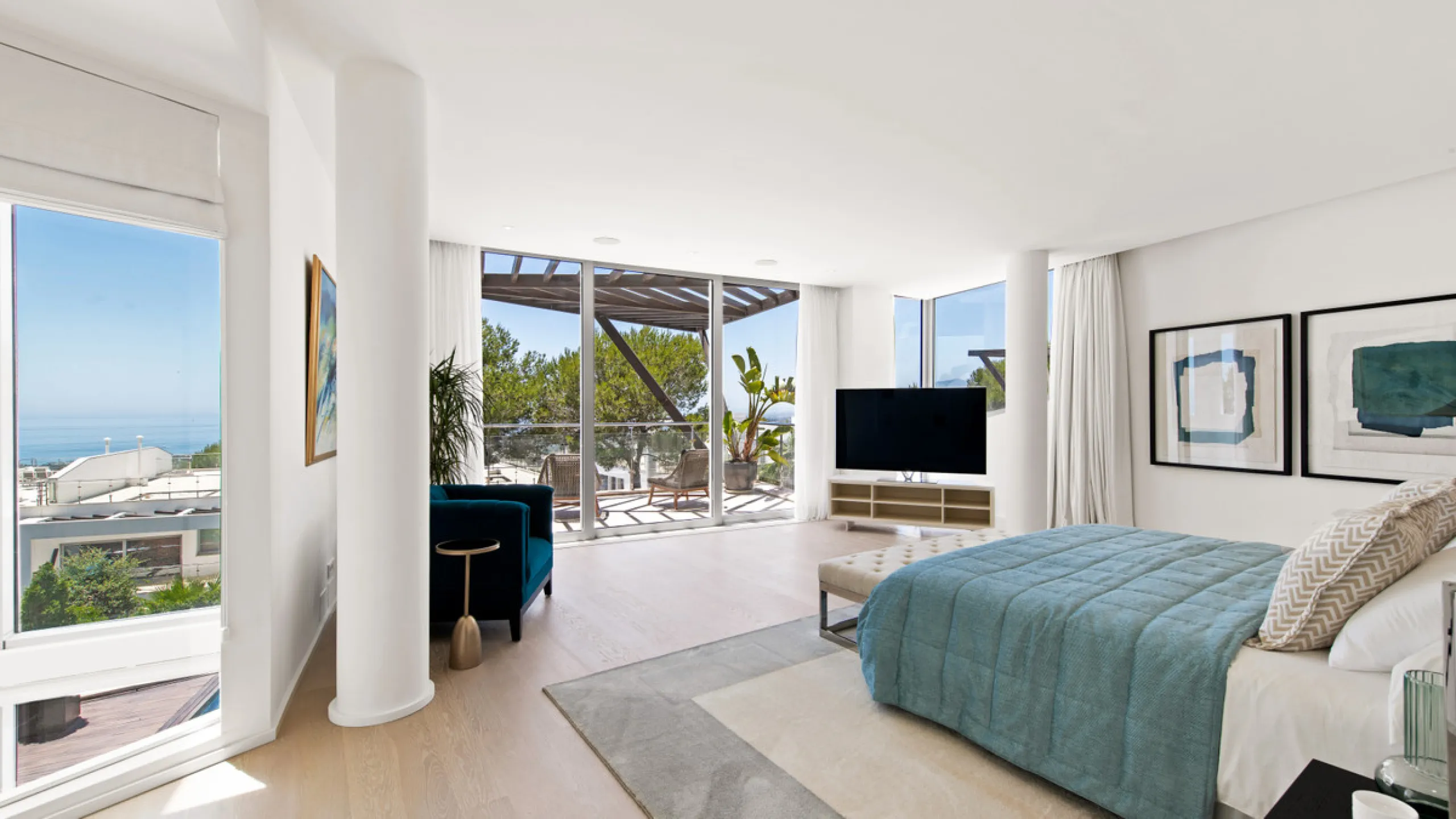 This luxurious modern house for sale in the heart of the Sierra Blanca is set in the most exclusive residential complex, Meisho Hills, built on a plot of 33.500m2 in 2012. The complex has a total of 58 semi-detached villas, including this unique corner vi