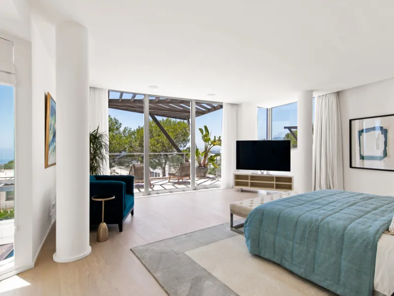 This luxurious modern house for sale in the heart of the Sierra Blanca is set in the most exclusive residential complex, Meisho Hills, built on a plot of 33.500m2 in 2012. The complex has a total of 58 semi-detached villas, including this unique corner vi
