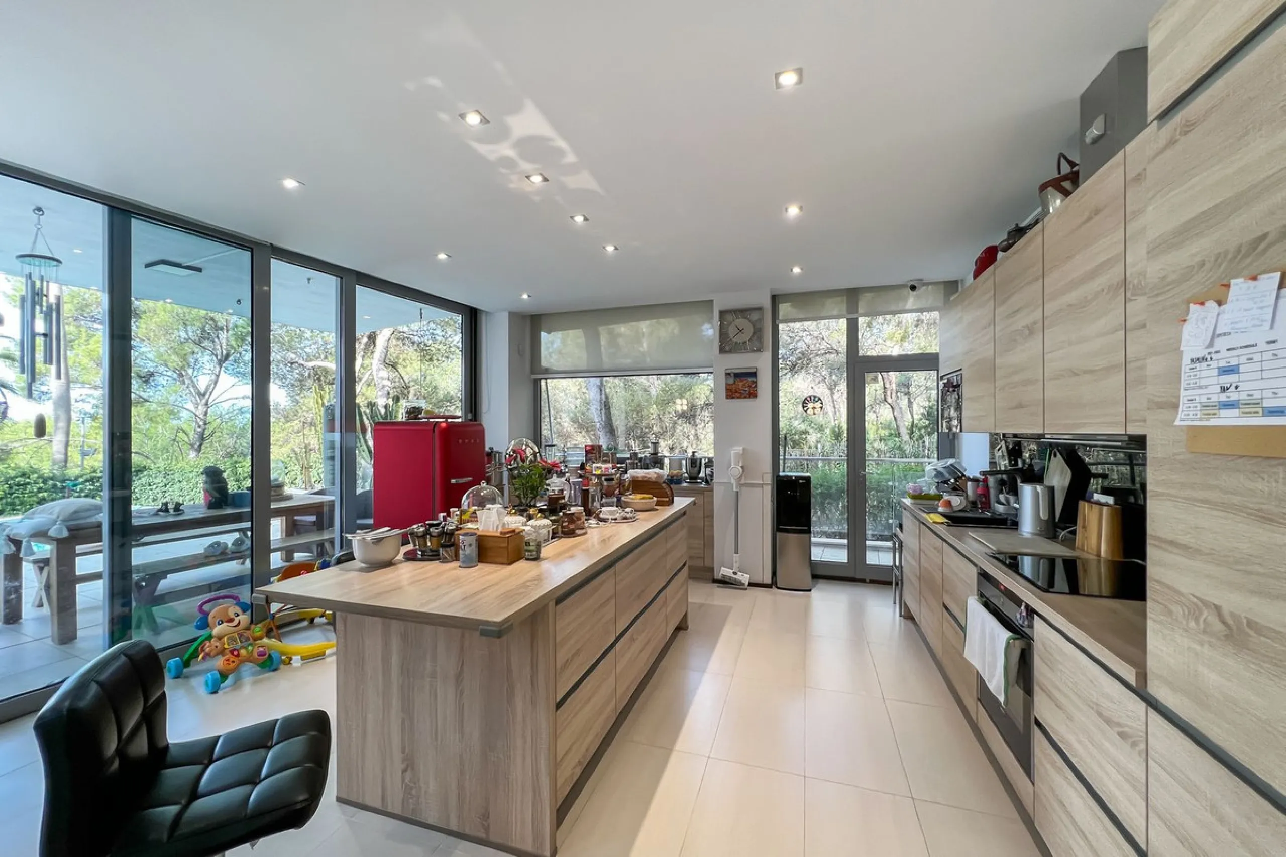 This luxurious modern house for sale in the heart of the Sierra Blanca is set in the most exclusive residential complex, Meisho Hills, built on a plot of 33.500m2 in 2012. The complex has a total of 58 semi-detached villas, including this unique corner vi