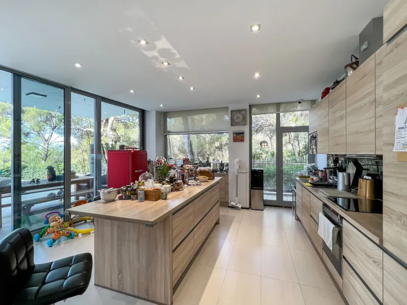 This luxurious modern house for sale in the heart of the Sierra Blanca is set in the most exclusive residential complex, Meisho Hills, built on a plot of 33.500m2 in 2012. The complex has a total of 58 semi-detached villas, including this unique corner vi