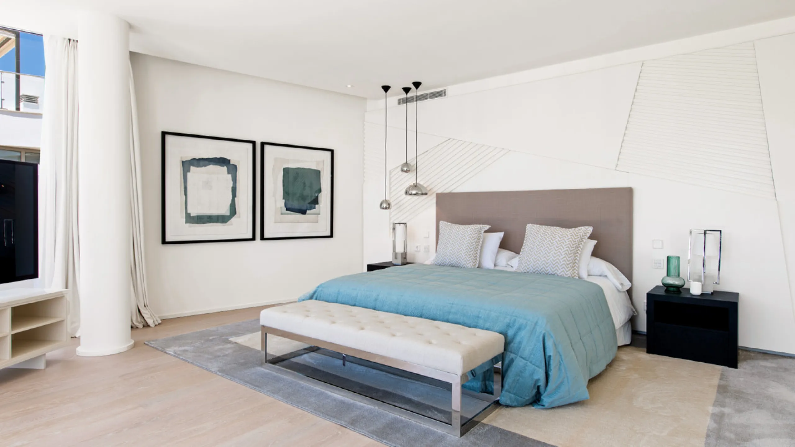 This luxurious modern house for sale in the heart of the Sierra Blanca is set in the most exclusive residential complex, Meisho Hills, built on a plot of 33.500m2 in 2012. The complex has a total of 58 semi-detached villas, including this unique corner vi