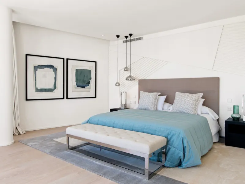 This luxurious modern house for sale in the heart of the Sierra Blanca is set in the most exclusive residential complex, Meisho Hills, built on a plot of 33.500m2 in 2012. The complex has a total of 58 semi-detached villas, including this unique corner vi