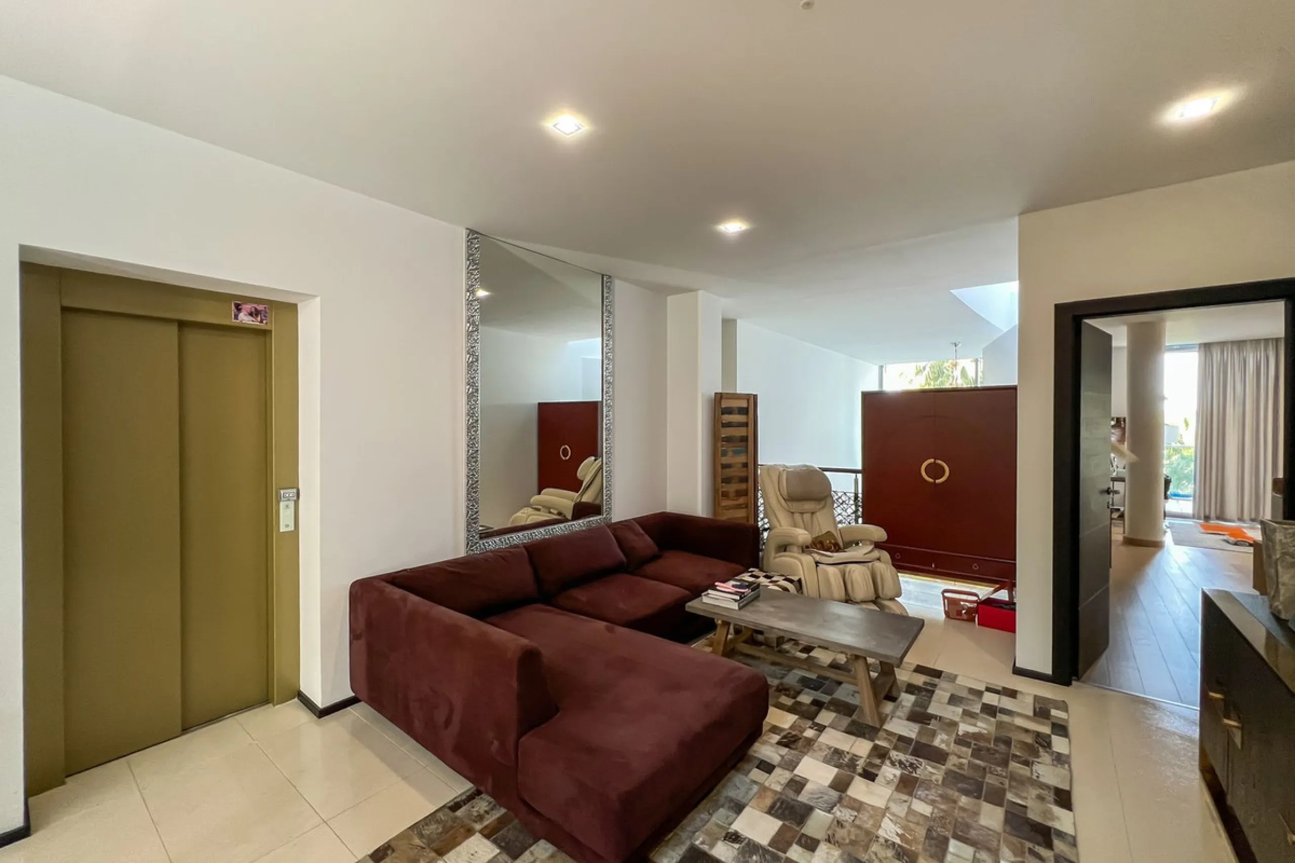 This luxurious modern house for sale in the heart of the Sierra Blanca is set in the most exclusive residential complex, Meisho Hills, built on a plot of 33.500m2 in 2012. The complex has a total of 58 semi-detached villas, including this unique corner vi