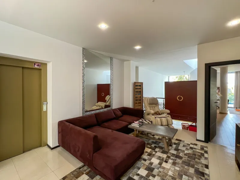 This luxurious modern house for sale in the heart of the Sierra Blanca is set in the most exclusive residential complex, Meisho Hills, built on a plot of 33.500m2 in 2012. The complex has a total of 58 semi-detached villas, including this unique corner vi