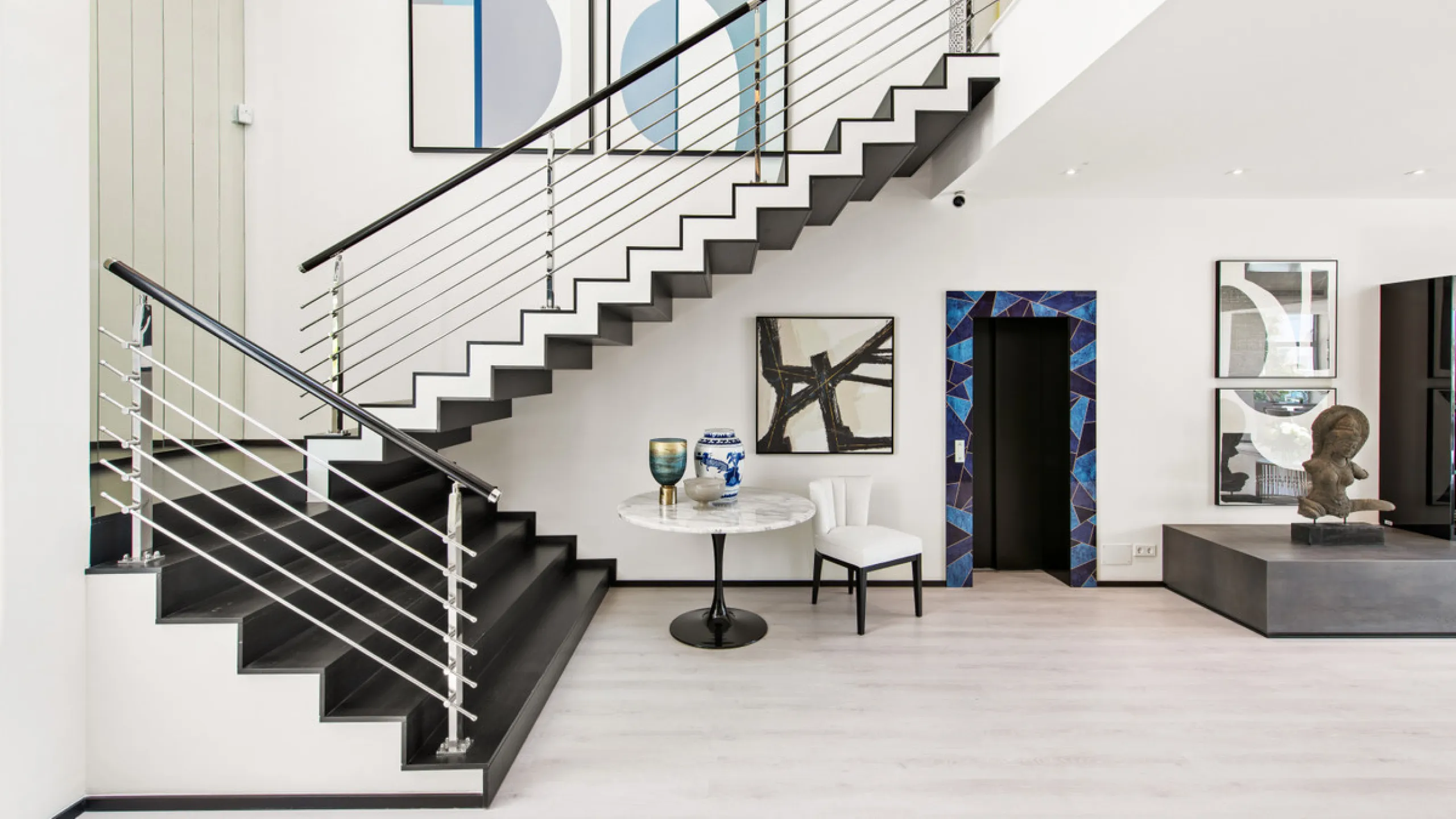 This luxurious modern house for sale in the heart of the Sierra Blanca is set in the most exclusive residential complex, Meisho Hills, built on a plot of 33.500m2 in 2012. The complex has a total of 58 semi-detached villas, including this unique corner vi