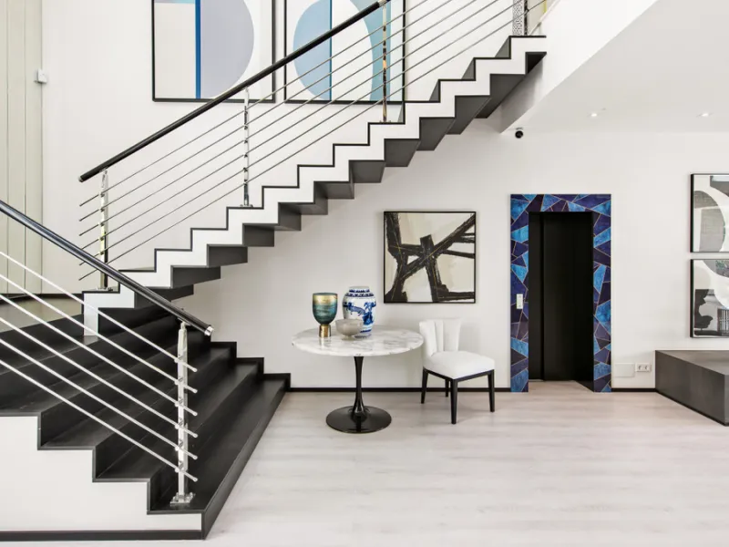This luxurious modern house for sale in the heart of the Sierra Blanca is set in the most exclusive residential complex, Meisho Hills, built on a plot of 33.500m2 in 2012. The complex has a total of 58 semi-detached villas, including this unique corner vi