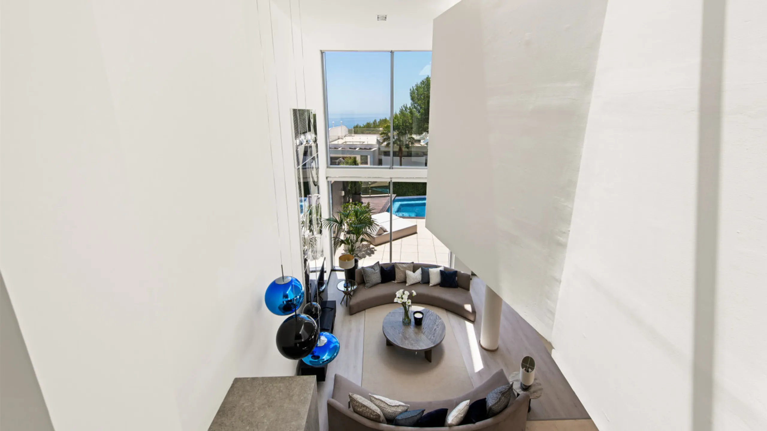 This luxurious modern house for sale in the heart of the Sierra Blanca is set in the most exclusive residential complex, Meisho Hills, built on a plot of 33.500m2 in 2012. The complex has a total of 58 semi-detached villas, including this unique corner vi
