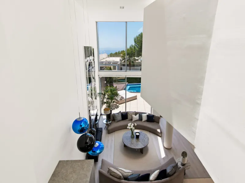This luxurious modern house for sale in the heart of the Sierra Blanca is set in the most exclusive residential complex, Meisho Hills, built on a plot of 33.500m2 in 2012. The complex has a total of 58 semi-detached villas, including this unique corner vi