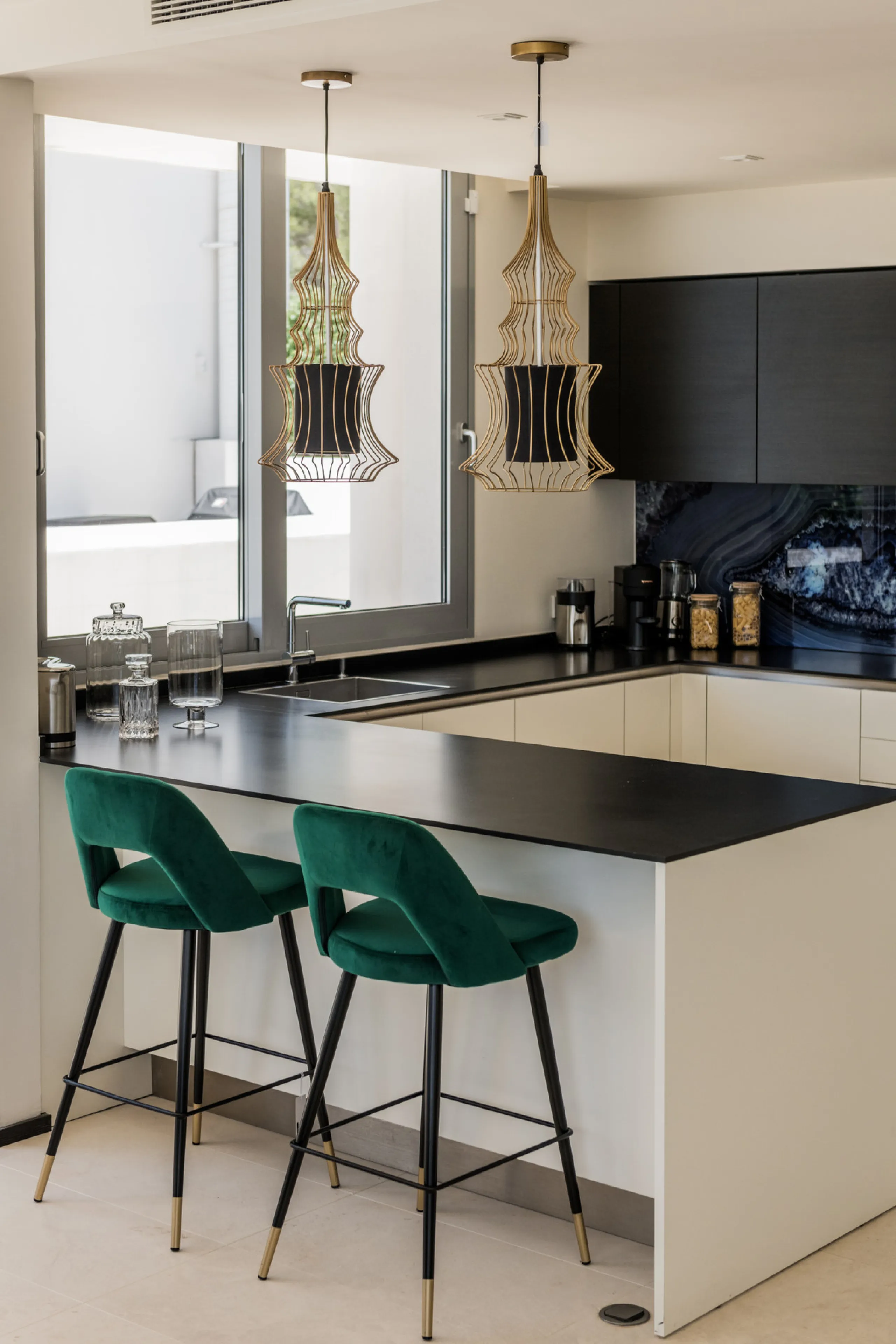 This luxurious modern house for sale in the heart of the Sierra Blanca is set in the most exclusive residential complex, Meisho Hills, built on a plot of 33.500m2 in 2012. The complex has a total of 58 semi-detached villas, including this unique corner vi
