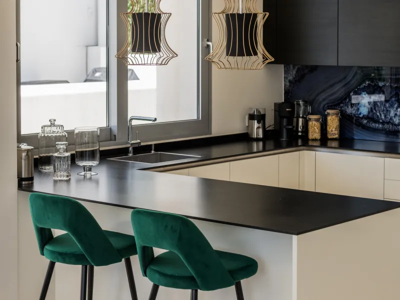 This luxurious modern house for sale in the heart of the Sierra Blanca is set in the most exclusive residential complex, Meisho Hills, built on a plot of 33.500m2 in 2012. The complex has a total of 58 semi-detached villas, including this unique corner vi