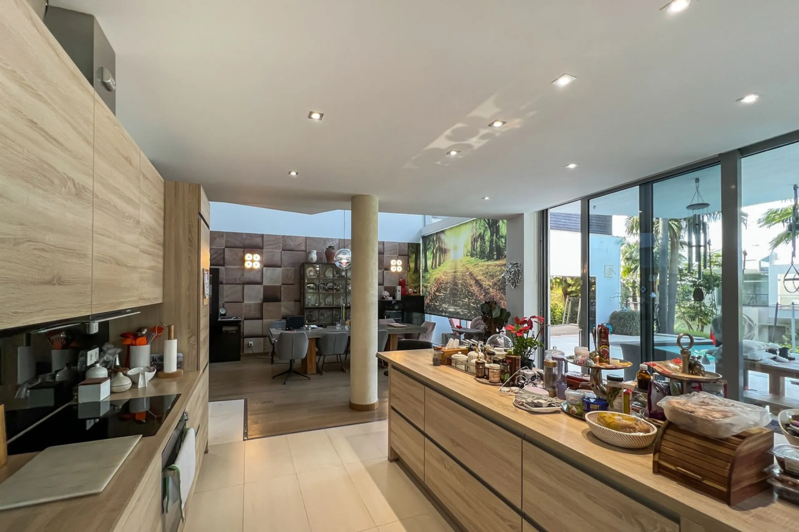 This luxurious modern house for sale in the heart of the Sierra Blanca is set in the most exclusive residential complex, Meisho Hills, built on a plot of 33.500m2 in 2012. The complex has a total of 58 semi-detached villas, including this unique corner vi