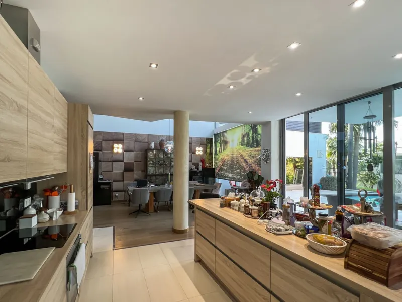 This luxurious modern house for sale in the heart of the Sierra Blanca is set in the most exclusive residential complex, Meisho Hills, built on a plot of 33.500m2 in 2012. The complex has a total of 58 semi-detached villas, including this unique corner vi