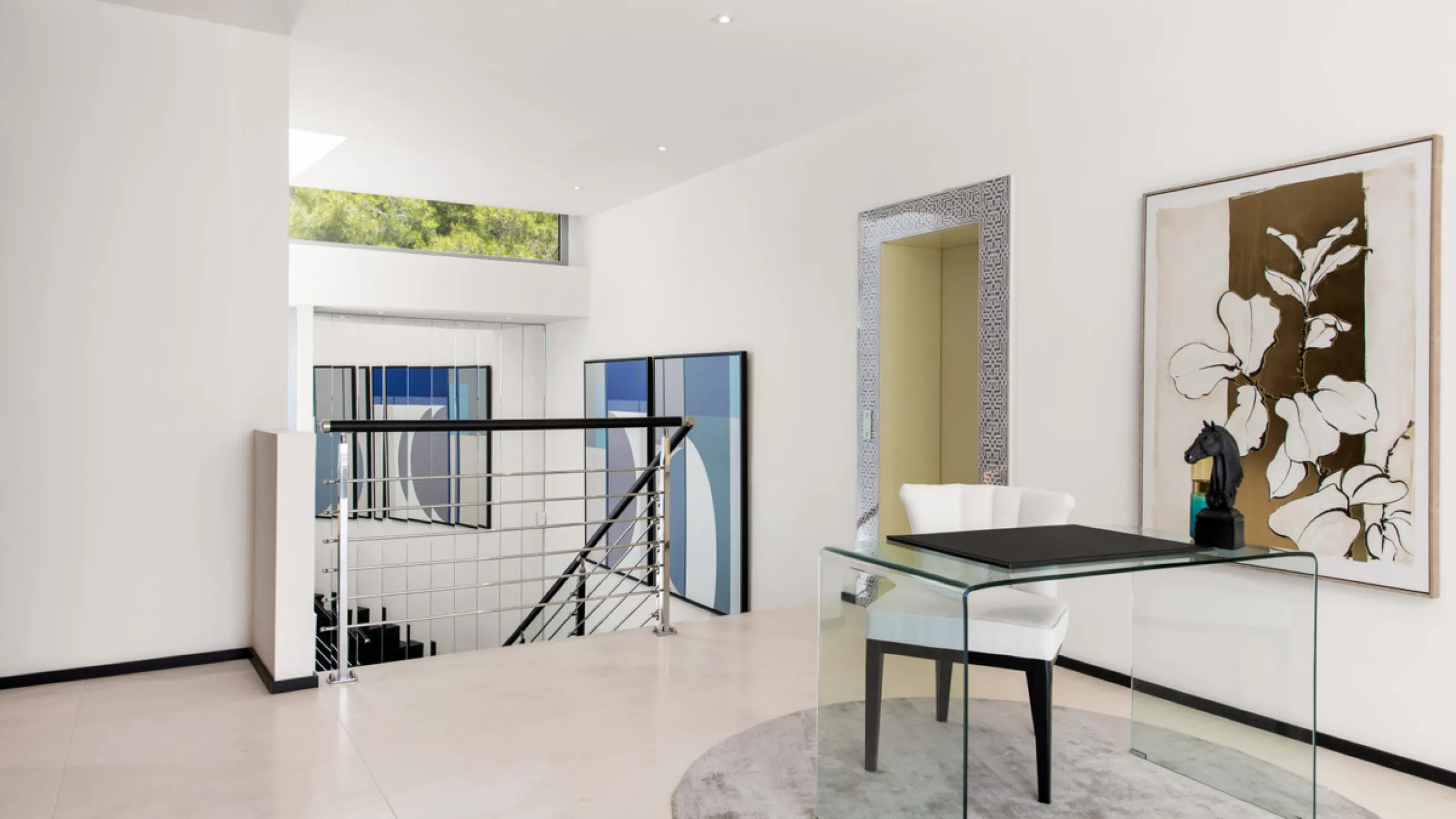 This luxurious modern house for sale in the heart of the Sierra Blanca is set in the most exclusive residential complex, Meisho Hills, built on a plot of 33.500m2 in 2012. The complex has a total of 58 semi-detached villas, including this unique corner vi
