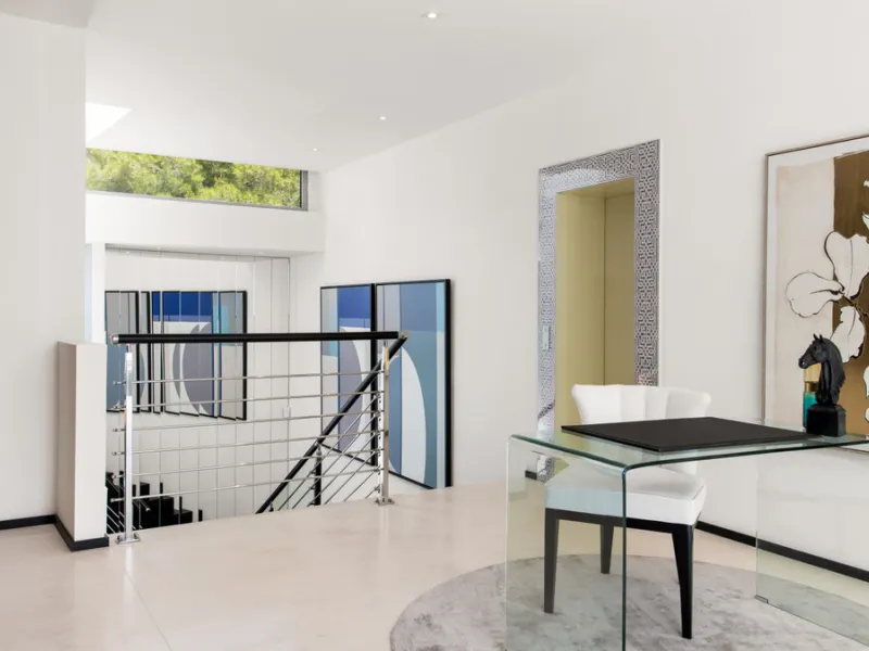 This luxurious modern house for sale in the heart of the Sierra Blanca is set in the most exclusive residential complex, Meisho Hills, built on a plot of 33.500m2 in 2012. The complex has a total of 58 semi-detached villas, including this unique corner vi
