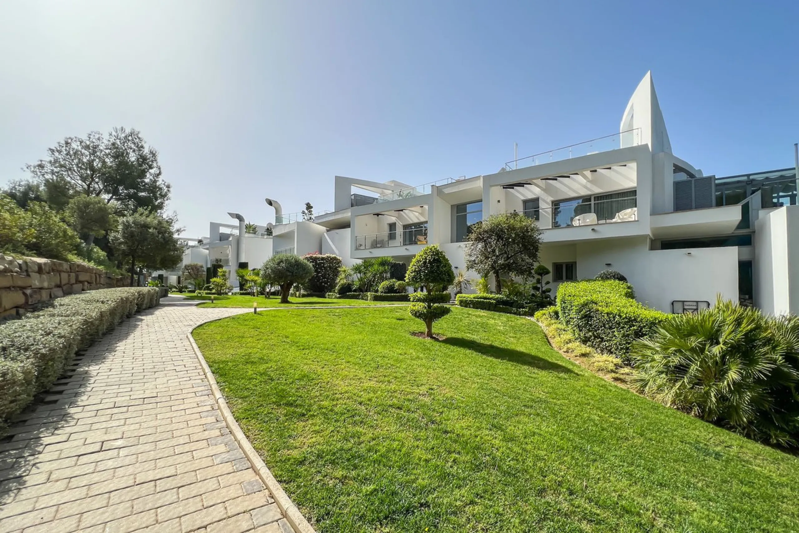 This luxurious modern house for sale in the heart of the Sierra Blanca is set in the most exclusive residential complex, Meisho Hills, built on a plot of 33.500m2 in 2012. The complex has a total of 58 semi-detached villas, including this unique corner vi