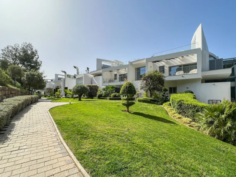This luxurious modern house for sale in the heart of the Sierra Blanca is set in the most exclusive residential complex, Meisho Hills, built on a plot of 33.500m2 in 2012. The complex has a total of 58 semi-detached villas, including this unique corner vi