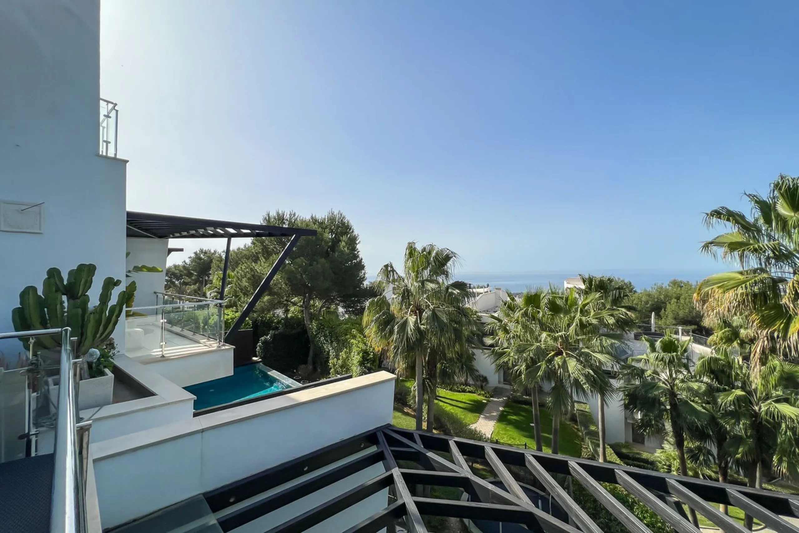 This luxurious modern house for sale in the heart of the Sierra Blanca is set in the most exclusive residential complex, Meisho Hills, built on a plot of 33.500m2 in 2012. The complex has a total of 58 semi-detached villas, including this unique corner vi