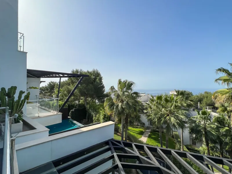 This luxurious modern house for sale in the heart of the Sierra Blanca is set in the most exclusive residential complex, Meisho Hills, built on a plot of 33.500m2 in 2012. The complex has a total of 58 semi-detached villas, including this unique corner vi