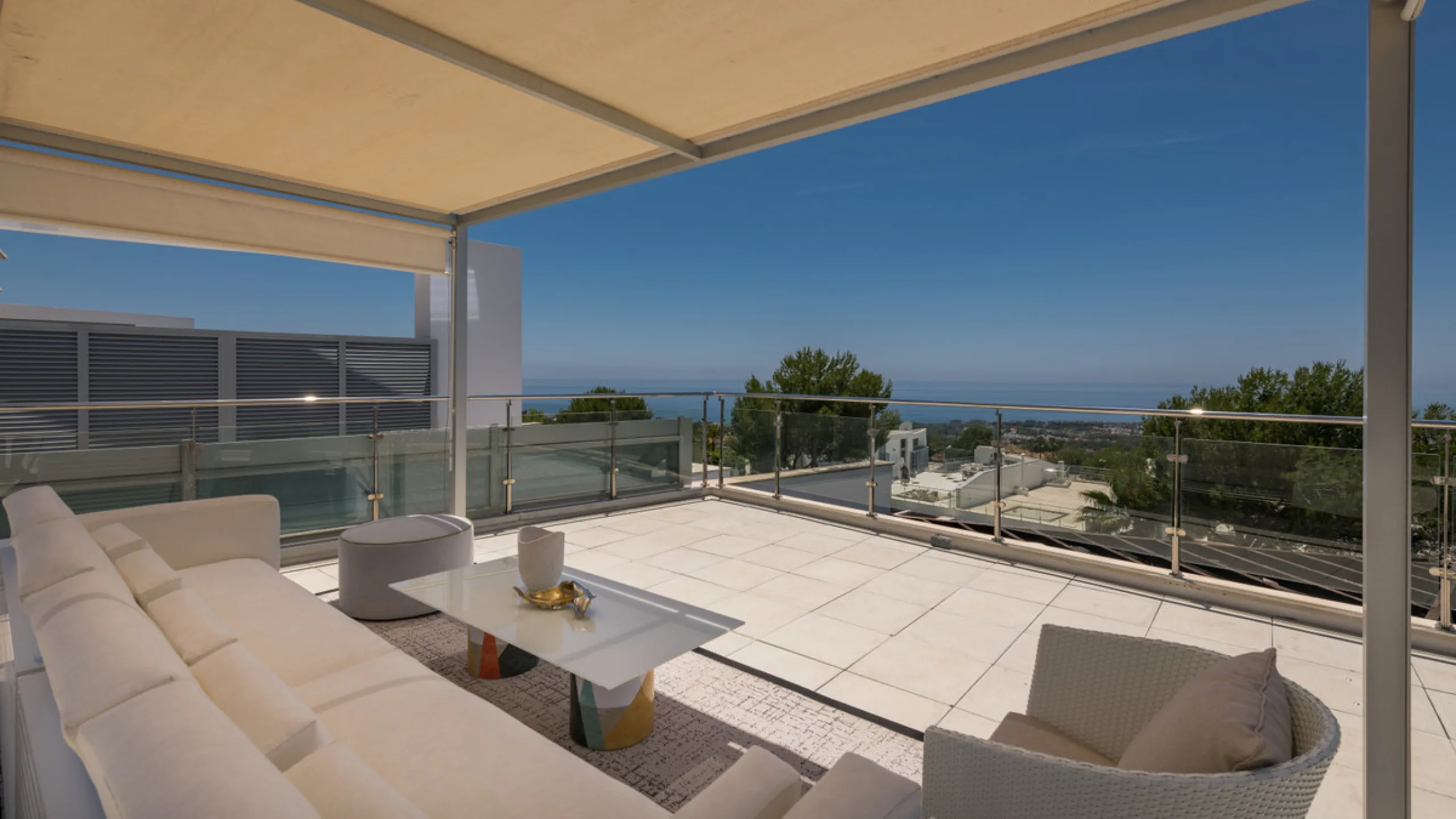 This luxurious modern house for sale in the heart of the Sierra Blanca is set in the most exclusive residential complex, Meisho Hills, built on a plot of 33.500m2 in 2012. The complex has a total of 58 semi-detached villas, including this unique corner vi