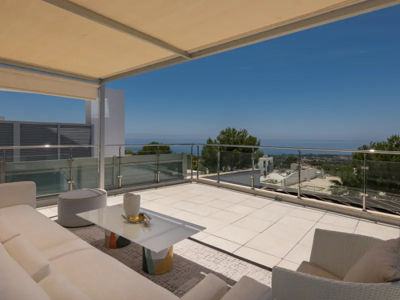 This luxurious modern house for sale in the heart of the Sierra Blanca is set in the most exclusive residential complex, Meisho Hills, built on a plot of 33.500m2 in 2012. The complex has a total of 58 semi-detached villas, including this unique corner vi