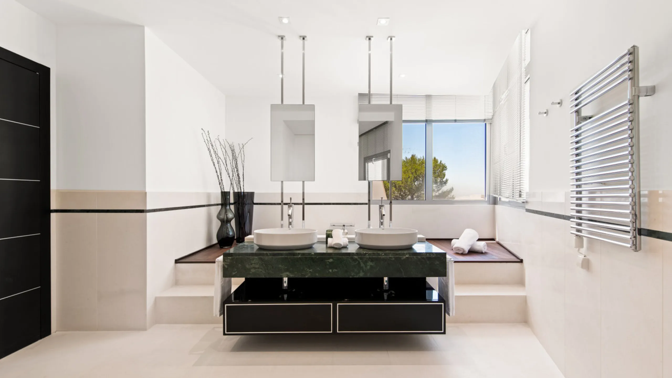 This luxurious modern house for sale in the heart of the Sierra Blanca is set in the most exclusive residential complex, Meisho Hills, built on a plot of 33.500m2 in 2012. The complex has a total of 58 semi-detached villas, including this unique corner vi