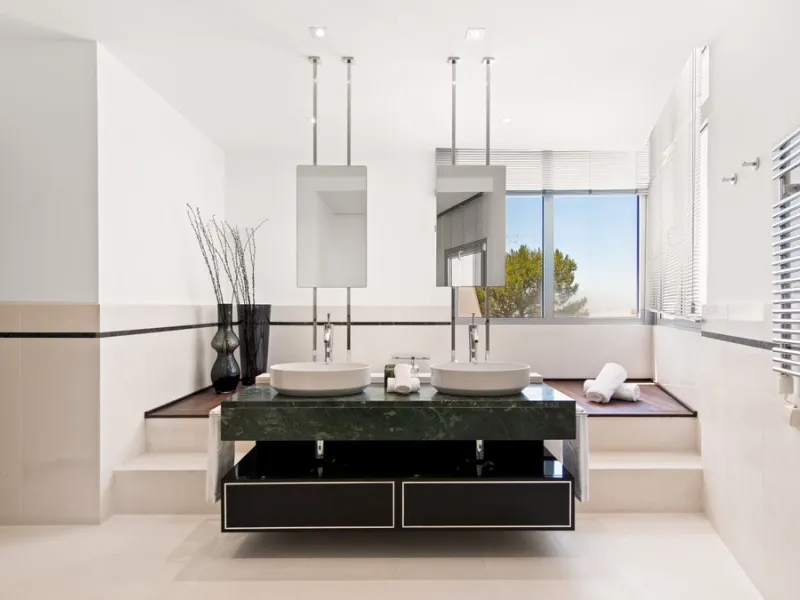 This luxurious modern house for sale in the heart of the Sierra Blanca is set in the most exclusive residential complex, Meisho Hills, built on a plot of 33.500m2 in 2012. The complex has a total of 58 semi-detached villas, including this unique corner vi