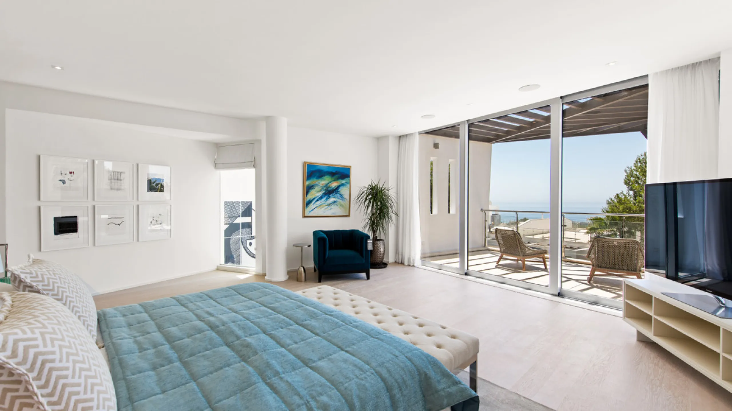 This luxurious modern house for sale in the heart of the Sierra Blanca is set in the most exclusive residential complex, Meisho Hills, built on a plot of 33.500m2 in 2012. The complex has a total of 58 semi-detached villas, including this unique corner vi