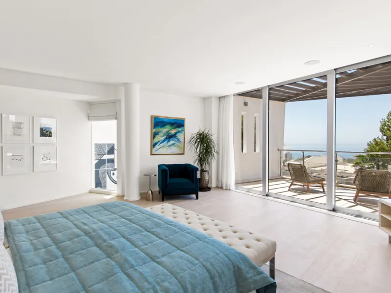 This luxurious modern house for sale in the heart of the Sierra Blanca is set in the most exclusive residential complex, Meisho Hills, built on a plot of 33.500m2 in 2012. The complex has a total of 58 semi-detached villas, including this unique corner vi