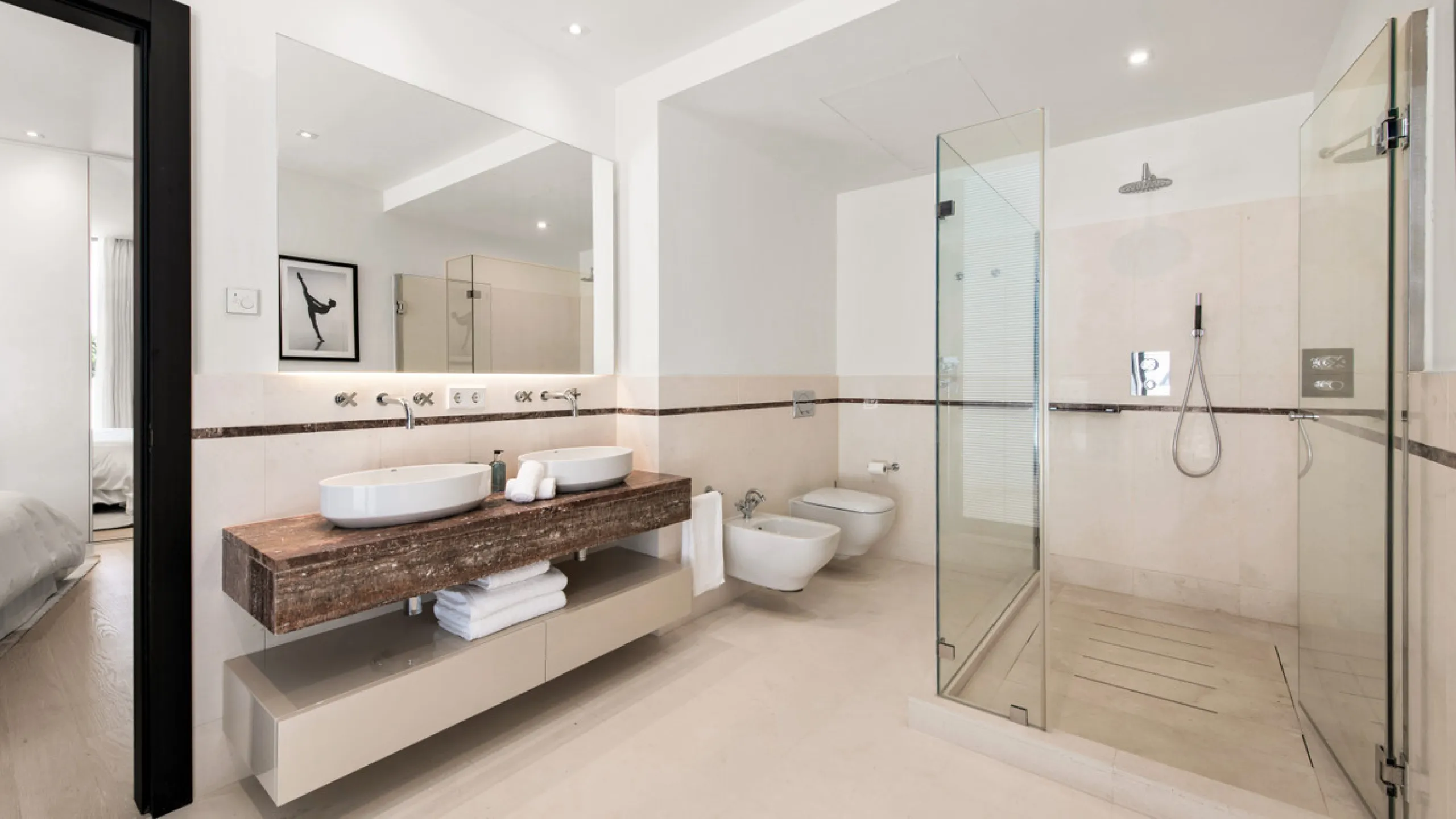 This luxurious modern house for sale in the heart of the Sierra Blanca is set in the most exclusive residential complex, Meisho Hills, built on a plot of 33.500m2 in 2012. The complex has a total of 58 semi-detached villas, including this unique corner vi