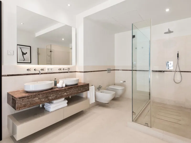This luxurious modern house for sale in the heart of the Sierra Blanca is set in the most exclusive residential complex, Meisho Hills, built on a plot of 33.500m2 in 2012. The complex has a total of 58 semi-detached villas, including this unique corner vi