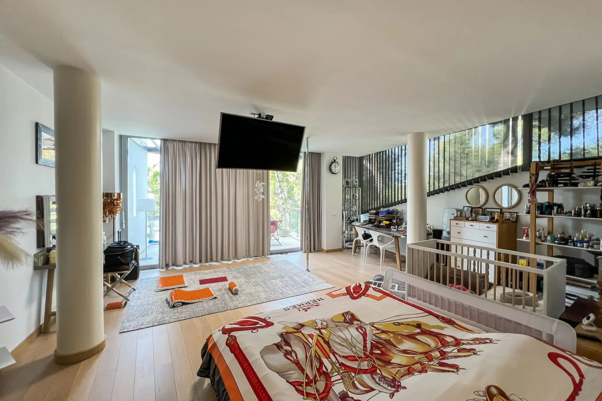 This luxurious modern house for sale in the heart of the Sierra Blanca is set in the most exclusive residential complex, Meisho Hills, built on a plot of 33.500m2 in 2012. The complex has a total of 58 semi-detached villas, including this unique corner vi